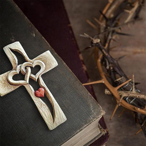 Cruz de madera tallada en forma de corazón